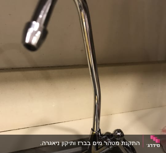ברז נירוסטה מותקן בכיור מטבח